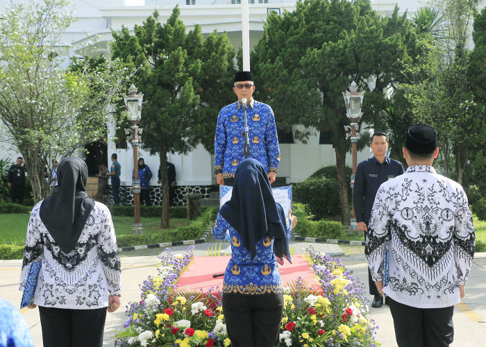 GABUNGAN: Ketua Korpri Kota Cirebon Agus Mulyadi, menjadi pembina upacara HUT Korpri Ke-52 bersamaan dengan HUT PGRI Ke-78 dan Hari Guru Nasional Tingkat Kota Cirebon, di lapangan Balaikota, Rabu (29/11).