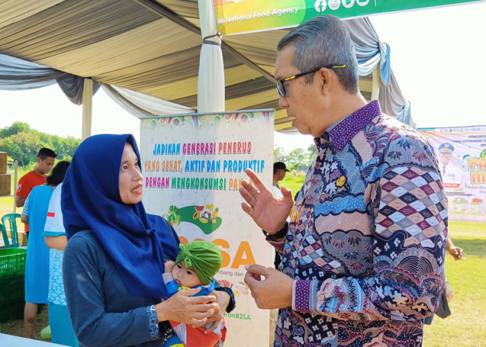 DEKAT: Pj Walikota Agus Mulyadi berdiskusi dengan warga. Sosok pemimpin yang dibutuhkan masyarakat Kota Cirebon, adalah mereka yang dekat dengan masyarakat. 