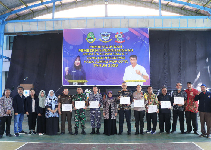 HARMONIS: Pj Walikota Agus Mulyadi didampingi Kepala Disdik Kadini dan Kadispora Irawan Wahyono, bersama Kepala SMAN 1 Naning Priyatnaningsih, serta Forkopimda, foto bersama usai menerima penghargaan dari Komite SMAN 1.