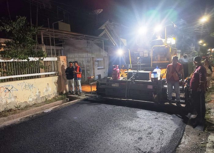 MULUS: Pegawai Bidang Bina Marga DPUTR, bekerja memperbaiki Jalan Cangkring II menjadi mulus. Jalan beraspal yang mulus, menghadirkan rasa nyaman bagi masyarakat.