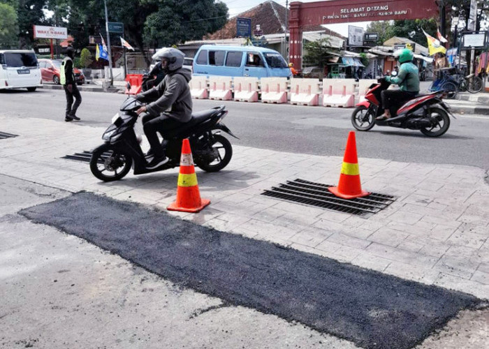 BERKESELAMATAN: DPUTR memperbaiki jalan berlubang di Jalan KS Tubun – Jalan Kartini. Dengan jalan mulus tanpa lubang, menghadirkan mobilitas berkeselamatan.