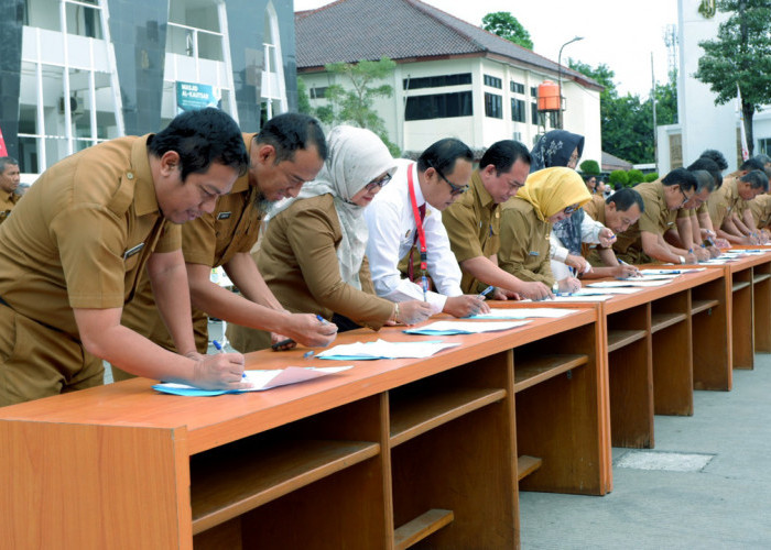 KOMITMEN: Segenap Kepala Perangkat Daerah di lingkungan Pemda Kota Cirebon, menandatangani pakta integritas netralitas Pilkada 2024. ASN harus netral.