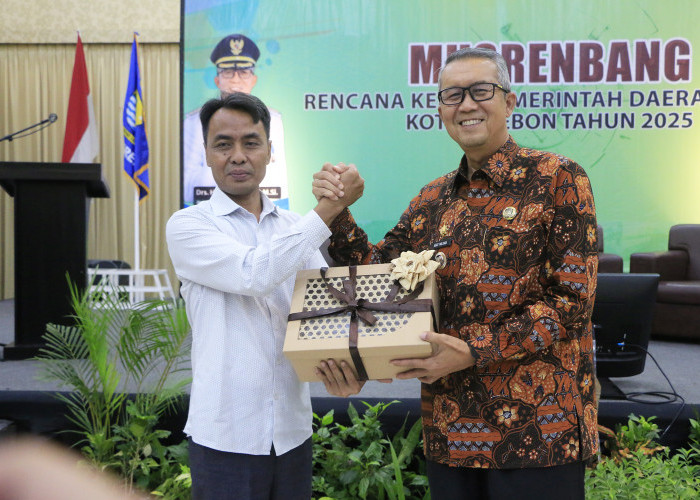 SINERGIS: Ketua DPRD Ruri Tri Lesmana, menyerahkan dokumen pokir DPRD Kota Cirebon terhadap rancangan RKPD Tahun 2025, kepada Pj Walikota Agus Mulyadi.