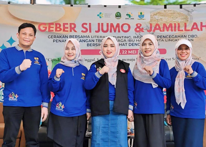 LAUNCHING: Kepala Dinkes Maria Listiawaty dan jajaran, foto bersama usai launching Sobat Si Jumo. Hal ini, menjadi tanda dimulainya gerakan bersama literasi stunting dan imunisasi, pencegahan DBD, dan penanggulangan TBC dengan PHBS.