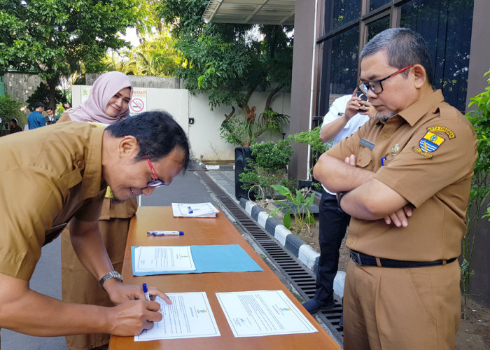 SELURUH ASN: Tidak hanya eselon III (tiga), seluruh ASN Bappelitbangda Kota Cirebon yang berjumlah 55 orang, turut pula menandatangani pakta integritas satu persatu.