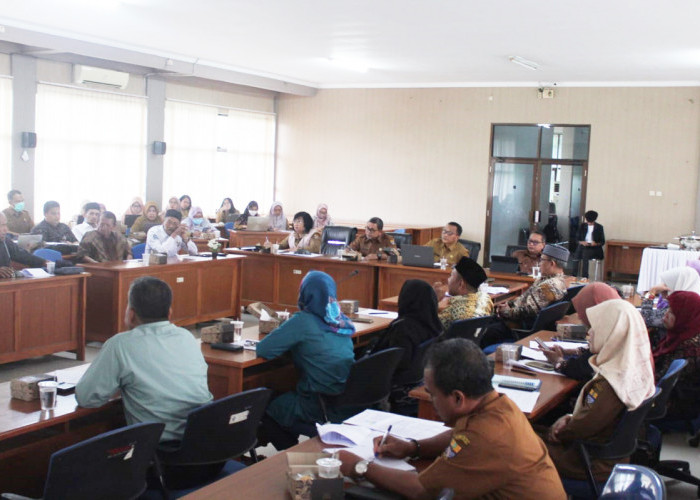 FGD: Kepala Bappelitbangda Agus Herdhyana bersama berbagai elemen terkait, melakukan FGD rancangan awal RPJPD Kota Cirebon Tahun 2025-2045, Senin-Kamis (4-7/12).