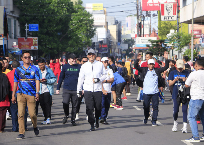 ASPIRATIF: Pj Walikota Agus Mulyadi menyapa masyarakat, yang antusias berkegiatan CFD di sepanjang Jalan Pasuketan. Pemimpin harus mendengar aspirasi rakyat. 