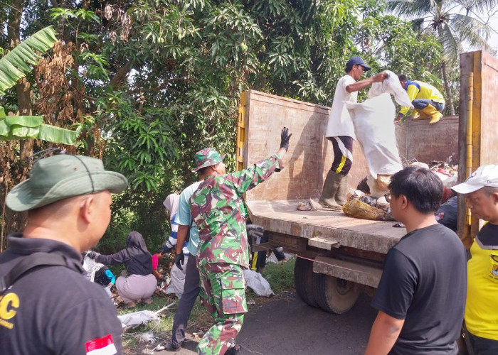 ANGKUT SAMPAH: Sampah dari TPS liar dikumpulkan ke mobil truk untuk diangkut ke TPA Gunung Santri