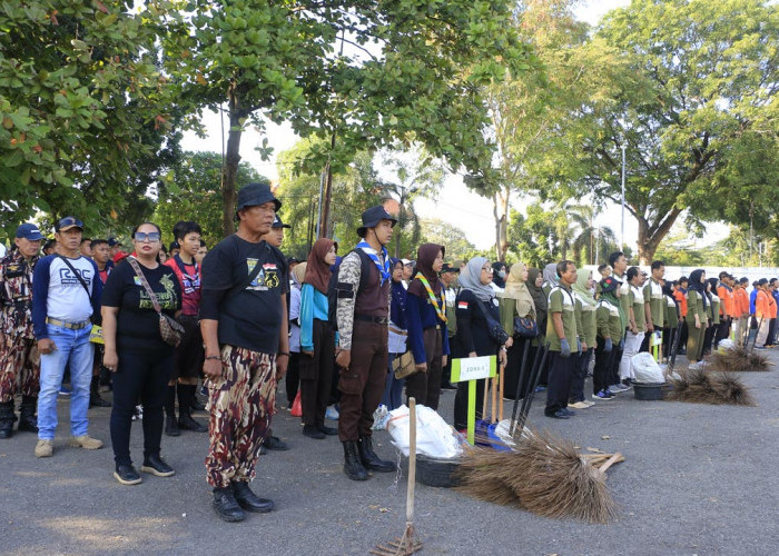 SINERGIS: Kegiatan bersih sampah di areal eks terminal Dukuh Semar, diikuti berbagai elemen dan ormas. Hal ini wujud sinergitas dan kepedulian bersama terhadap lingkungan.