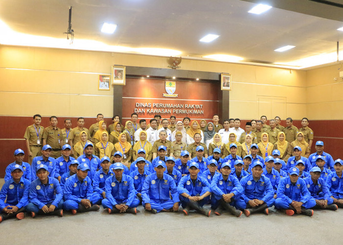 TIM BIRU: Tim Biru UPT Pertamanan dan Pemakaman DPRKP, merawat taman kota setiap hari. Juga, selalu siaga 24 jam, saat ada pohon tumbang di Kota Cirebon. 