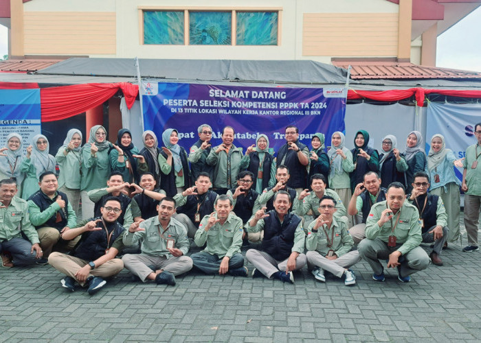  PANITIA: Inspektur Asep Gina Muharam dan Kepala BKPSDM Sri Lakshmi Stanyawati, foto bersama panitia seleksi PPPK dari BKPSDM Kota Cirebon.