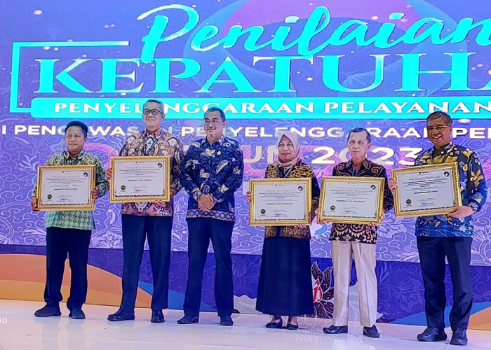 MENINGKAT: Pj Walikota Agus Mulyadi dan perwakilan Kota Cirebon, foto bersama pimpinan berbagai daerah. Tahun 2022, Kota Cirebon ada di zona kuning dengan nilai 74,06. Tahun 2023 ini, nilainya meningkat menjadi 96,28 masuk zona hijau dengan kualitas tertinggi.