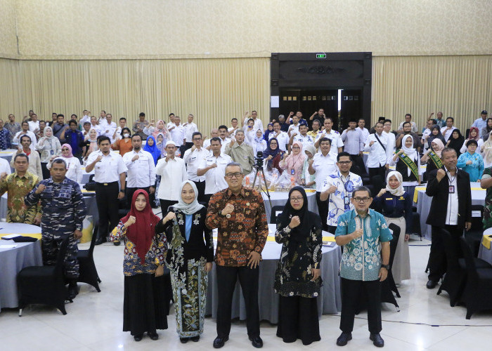 UNTUK CIREBON: Pj Walikota Agus Mulyadi didampingi Kepala Bappelitbangda Agus Herdhyana, foto bersama segenap Forkopimda dan peserta Musrenbang RKPD Tahun 2025.