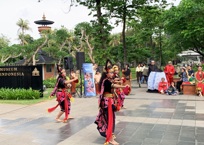 TARI TOPENG: Penari topeng Kota Cirebon, tampil memukau ratusan wisatawan domestik dan mancanegara di Plaza Kori Museum Indonesia TMII.