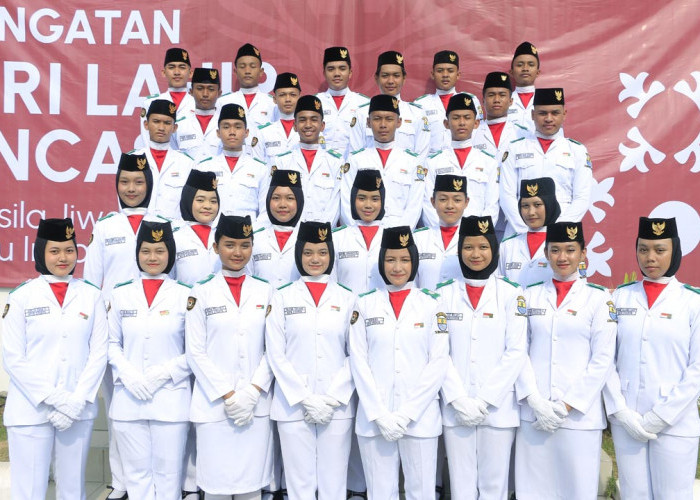 PASKIBRA PANCASILA: Paskibra binaan Bakesbangpol Kota Cirebon, foto bersama usai upacara Hari Lahir Pancasila. Mereka ditanamkan dan dibentuk dengan nila-nilai karakter Pancasila. Sehingga, jiwa Pancasila menjadi panduan kehidupan.