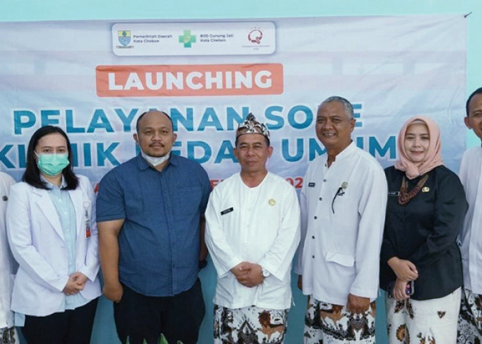 KOMPAK: Jajaran manajemen RSD Gunung Jati mulai dari wadir hingga kabid kompak di acara launching Pelayanan Sore Klinik Bedah Umum.