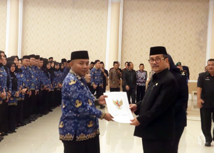 PELANTIKAN PPPK: Bupati Cirebon Drs H Imron didampingi Wabup Hj Wahyu Tjiptaningsih SE MSi melantik dan mengambil sumpah ribuan PPPK di lingkungan Pemkab Cirebon yang dipusatkan di  Grand Ballroom Apita Hotel, Kecamatan Kedawung, Jumat (19/4). 