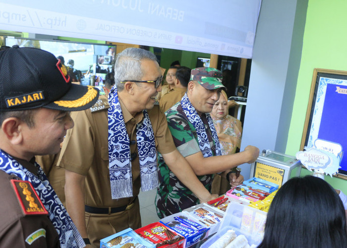  TELADAN: Pj Walikota Agus Mulyadi bersama Kajari Umaryadi, dan Dandim 0614 Robil Syaifullah, belanja di Kantin Kejujuran SMPN 5, yang membentuk karakter baik peserta didik.