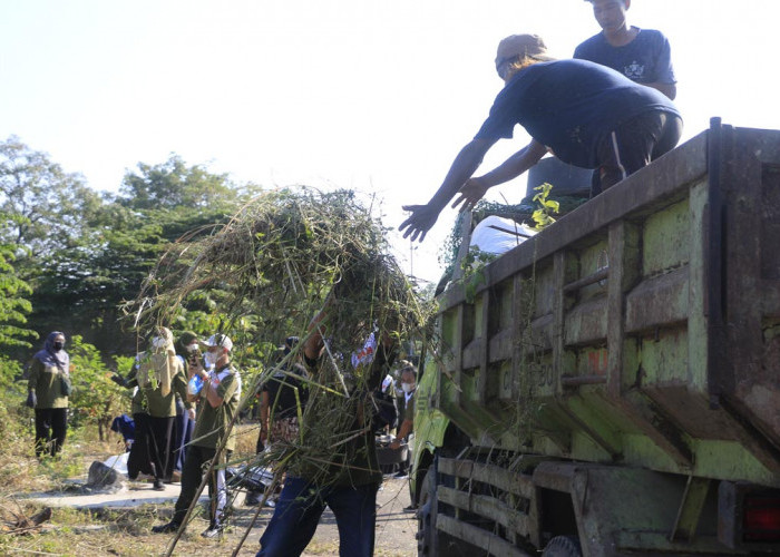 LANGSUNG ANGKUT: Sampah yang terkumpul dalam kegiatan bersih sampah, langsung diangkut dumptruk DLH. Sampah kemudian dibawa ke TPA Kopiluhur Harjamukti.