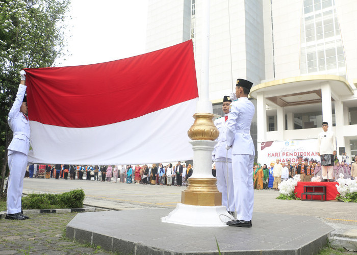UPACARA: Pj Walikota Agus Mulyadi memimpin upacara Hardiknas Tingkat Kota Cirebon Tahun 2024, di lapangan Balaikota, Kamis 2 Mei.