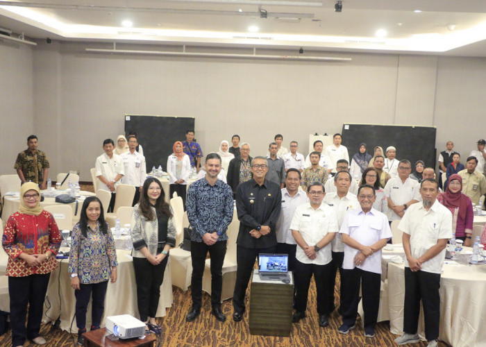 KOMITMEN BERSAMA: Pj Walikota Agus Mulyadi didampingi Kepala DPUTR Rachman Hidayat, foto bersama peserta Lokakarya Visi Strategis Sektor Air Limbah Domestik Kota Cirebon.