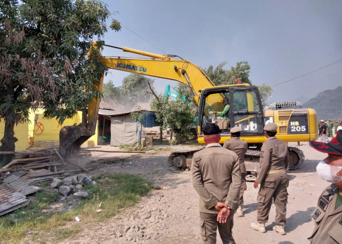 ALAT BERAT: Warem yang berdiri selama puluhan tahun itu, dibongkar menggunakan tiga alat berat jenis excavator.