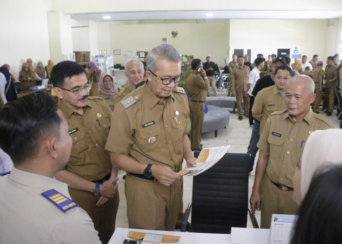 PERUBAHAN: Pj Walikota Agus Mulyadi meninjau stan pelayanan yang ada di MPP. Hal ini, menjadi simbol perubahan paradigma pelayanan publik yang modern dan profesional.