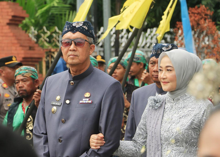 KIRAB AGUNG: Pj Walikota Agus Mulyadi bersama Ketua PKK Madyawati, Forkopimda, dan segenap Perangkat Daerah Pemda Kota Cirebon, mengikuti Kirab Agung Hari Jadi Cirebon Ke-597 dari Alun-alun Kejaksan menuju gedung DPRD Kota Cirebon, Minggu (7/7).