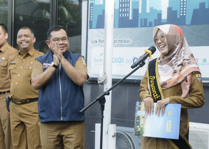 TELADAN: Pegawai Terbaik BPKPD berterimakasih kepada pimpinan dan rekan kerja. Setiap bulan, BPKPD mengumumkan Pegawai Terbaik, guna memotivasi pegawai.