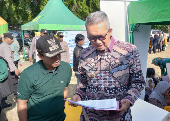 CEK DATA: Pj Walikota Agus Mulyadi cek data penerima bantuan gratis Posting. Data warga yang menerima paket bantuan tersebut, berasal dari kelurahan sekitar lokasi GPM. 