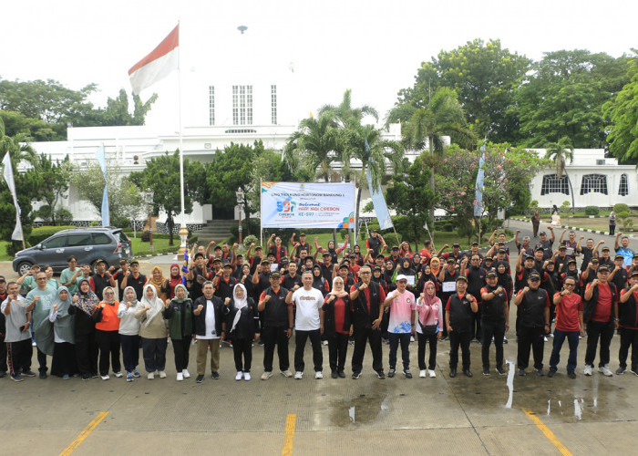 SEMANGAT: Pj Walikota Agus Mulyadi didampingi Ketua PKK Madyawati, foto bersama segenap kontingen Kota Cirebon, yang terdiri dari 61 atlet, 8 pelatih, 8 manager, dan 15 official.