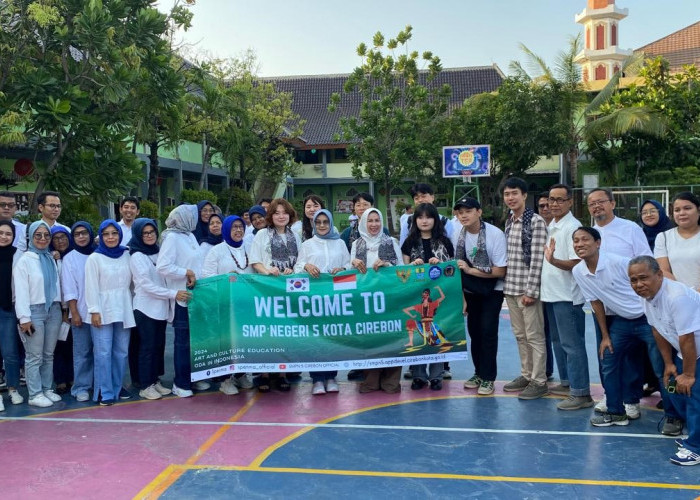 PARTISIPASI: Delegasi Kaces mengunjungi SMPN 5. Kaces bersama Disdik, kolaborasi meningkatkan partisipasi pelajar dalam melestarikan seni budaya Cirebon. 