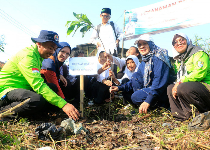 PENGHIJAUAN: Sekretaris BKPSDM Eriza bersama pejabat DLH dan pelajar SD, bersama menanam pohon. PPPK memberikan 350 pohon untuk penghijauan.