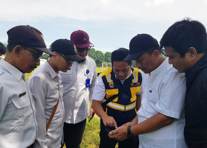 DISKUSI: Kepala DPUTR Rachman Hidayat dan tim, berdiskusi di areal Stadion Bima Madya. DPUTR menemukan solusi meminimalisir genangan air di Jalan Terusan Pemuda. 
Foto 8 : 