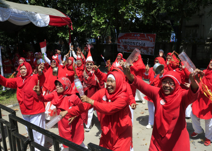 MERIAH: Kemeriahan rangkaian perlombaan Agustusan Disdik, dirasakan bersama. Termasuk, para pendidik dan tenaga kependidikan di lingkungan Disdik Kota Cirebon.