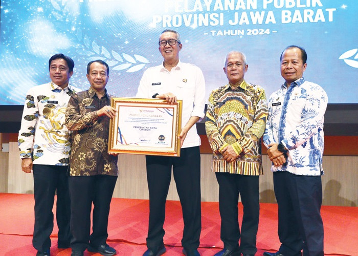 PRESTASI: Pj Walikota Agus Mulyadi didampingi Inspektur Asep Gina Muharam, dan pejabat terkait, foto bersama usai menerima penghargaan Pemkot Cirebon meraih predikat tertinggi dari Ombudsman RI, Rabu (4/12).