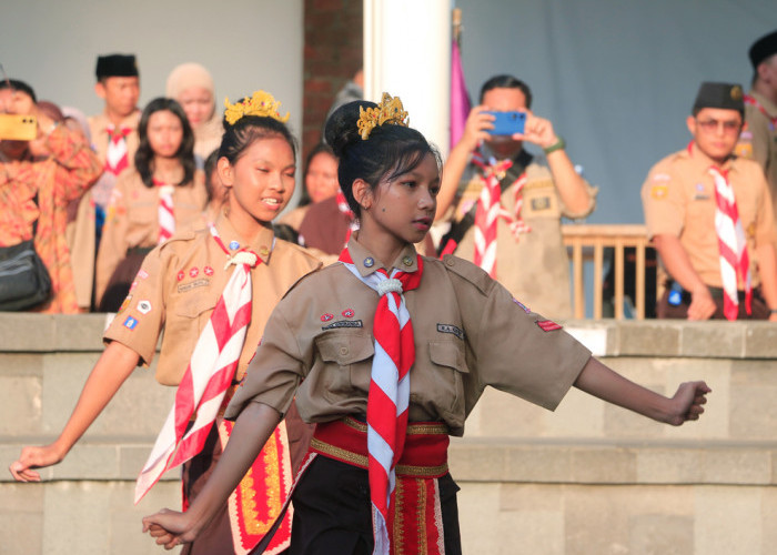 TERAMPIL: Menuju Indonesia Emas 2045, anggota Pramuka dibekali berbagai ketrampilan. Termasuk diantaranya, seni tari bentuk nyata pelestarian budaya Cirebon.