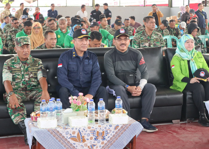 MITRA: Pj Sekda Iing Daiman didampingi Kepala DLH Yuni Darti, berdiskusi dengan Dekan Fakultas Keamanan Nasional Unhan Pujo Widodo, sebagai mitra Pemkot Cirebon.