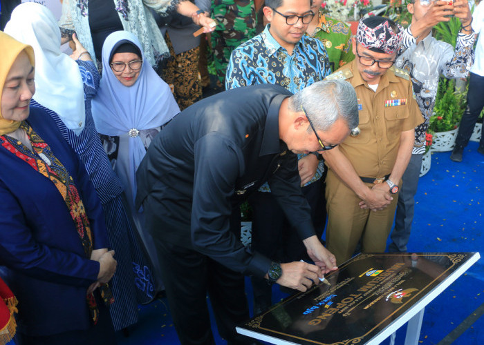 PRASASTI: Pj Walikota Agus Mulyadi menandatangani prasasti Museum Topeng Cirebon. Tonggak sejarah baru di era kepemimpinan Pj Walikota Agus Mulyadi.