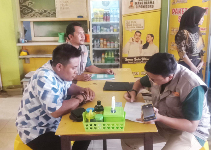 PENDATAAN: Tim Operasi Patuh Pajak BPKPD, mendata restoran yang belum membayar pajak. setelah terdata, tahapan peringatan diberikan. Masih membandel, langsung dipasang stiker menunggak pajak.