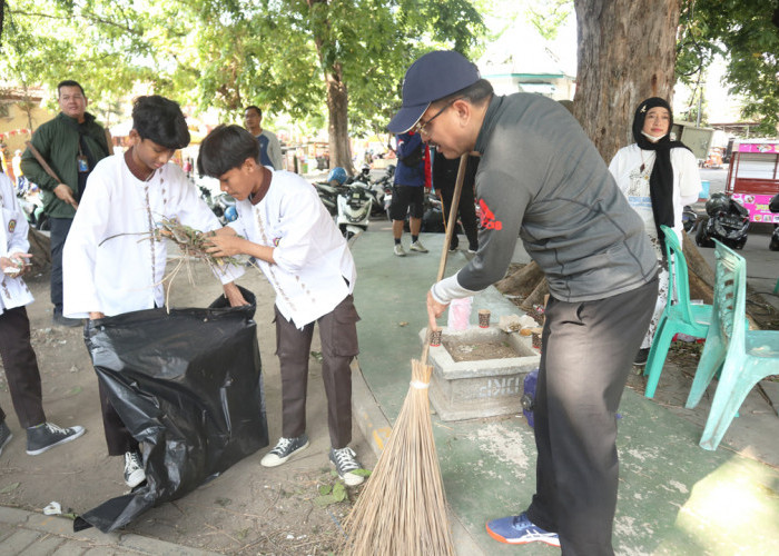 TELADAN: Pj Sekda Iing Daiman, turut bersama membersihkan Taman Kebumen. Hal ini, menjadi teladan masyarakat, agar lebih sadar dalam menjaga kebersihan lingkungan.