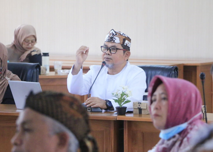 FGD: Kepala Bappelitbangda Agus Herdhyana, memimpin Focus Group Discussion (FGD) tentang peningkatan pelayanan publik Kota Cirebon, Kamis (7/12).