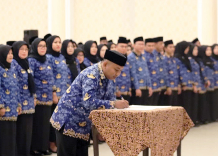 PELANTIKAN PPPK: Bupati Cirebon Drs H Imron didampingi Wabup Hj Wahyu Tjiptaningsih SE MSi melantik dan mengambil sumpah ribuan PPPK di lingkungan Pemkab Cirebon yang dipusatkan di  Grand Ballroom Apita Hotel, Kecamatan Kedawung, Jumat (19/4). 