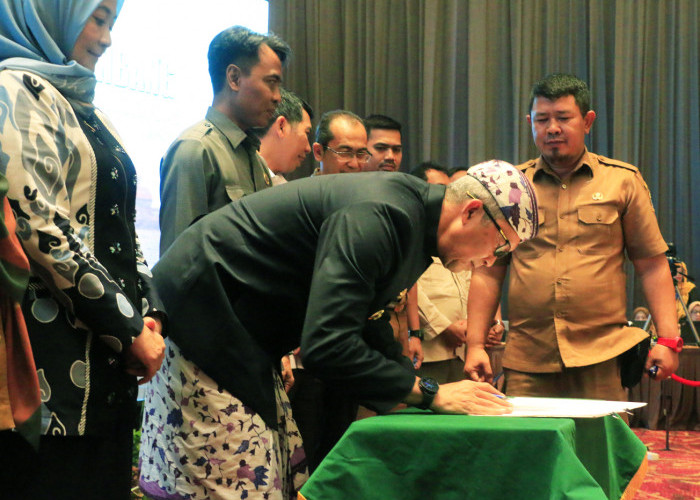 BERITA ACARA : Pj Walikota Agus Mulyadi menandatangani berita acara Msurenbang RPJPD Kota Cirebon 2025 – 2045.