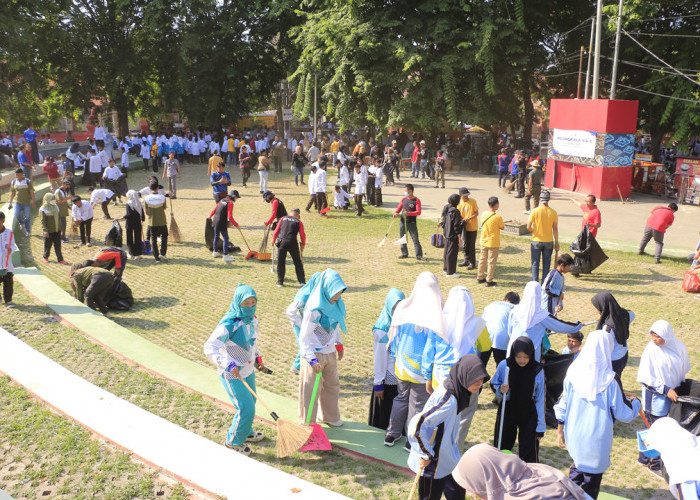 LINGKUNGAN BERSIH: Kegiatan bersih-bersih lingkungan Taman Kebumen, diikuti berbagai unsur pemerintah, pelaku usaha, komunitas, dan pelajar. Hal baik harus terus dilakukan dari generasi ke generasi.