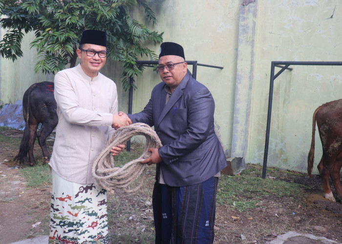 IDUL ADHA: Penjabat (Pj) Bupati Cirebon, Drs H Wahyu Mijaya SH MSi melaksanakan salat Idul Adha sekaligus menyerahkan hewan kurban di Masjid Agung Sumber Kabupaten Cirebon, Senin (17/6).