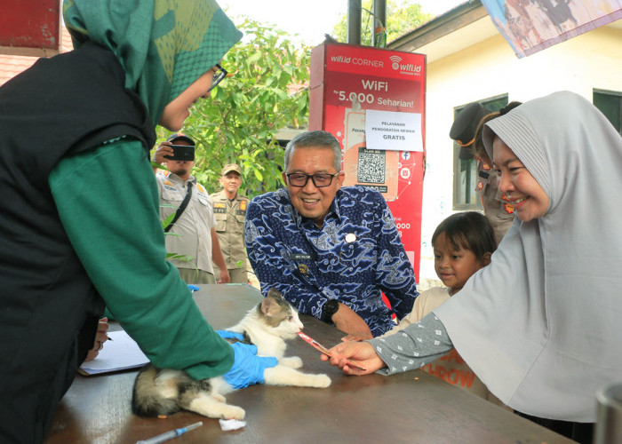 VAKSINASI: Pj Walikota Agus Mulyadi berbincang hangat dengan masyarakat, yang memvaksin hewan peliharaan. Vaksinasi rabies hewan gratis, bagian dari pelayanan GPM.