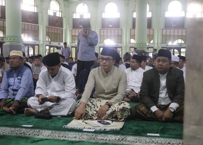 IDUL ADHA: Penjabat (Pj) Bupati Cirebon, Drs H Wahyu Mijaya SH MSi melaksanakan salat Idul Adha sekaligus menyerahkan hewan kurban di Masjid Agung Sumber Kabupaten Cirebon, Senin (17/6).