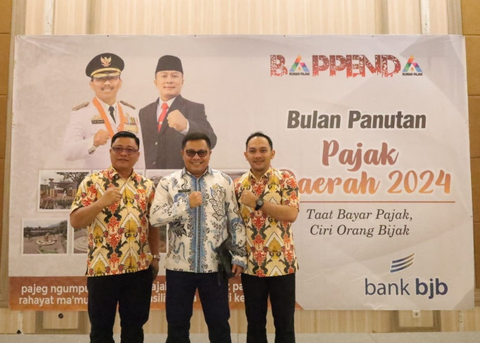 SINERGIS. Kepala Bappenda, Guruh Irawan Zulkarnaen, Sekretaris Bappenda, H Diding Wahyudin SPd MSi (kiri) dan Dicky Mahardika SE MSi Bidang Perencanaan, Pelayanan dan Pengendalian (BP3) Bappenda Kuningan menunjukkan sinergitasnya dalam bekerja.