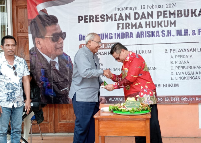 PEMOTONGAN TUMPENG: Owner Firma Hukum memberikan pemotongan pita kepada ketua Yayasan Wiralodra Indramayu.